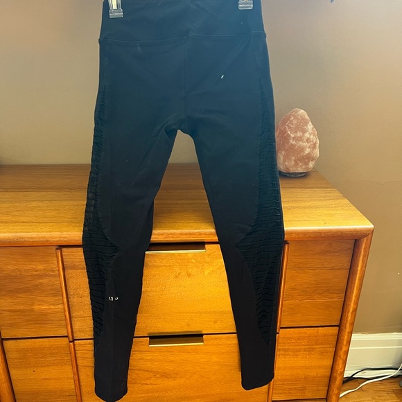 Alo Legging - Picture 2 of 3